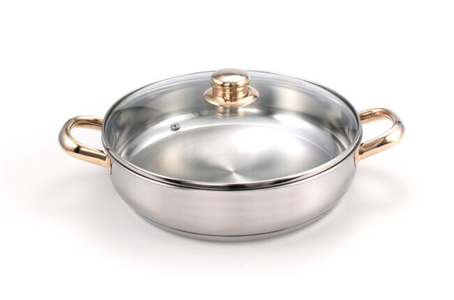 Cazuela baja de acero inox con decoración dorada. cheff paellera .