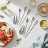 Set de utensilios para marisco con langosta y rodajas de limón sobre una mesa