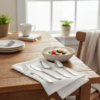 4 cubiertos de niño en una mesa con un plato de cereales calientes.