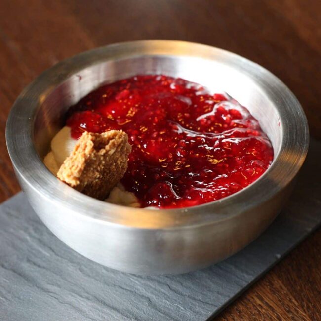Postre con mermelada y galleta en bol de inoxidable