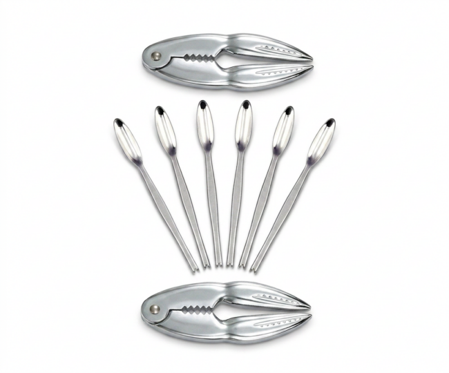 Fotografía de producto de un set de tenedores o pinchos metálicos para marisco, colocados en un soporte ovalado de acero. Imagen adecuada para ficha de producto de utensilios de mesa o servicio de marisco en Franquihogar.