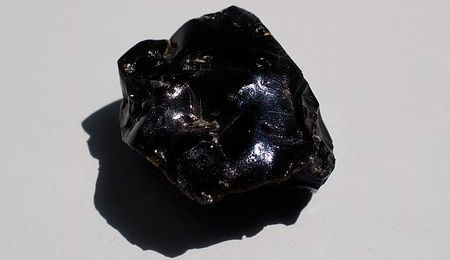 Detalle de la Obsidiana, piedra volcánica, en la entrada de historia del vidrio del blog de Franquihogar