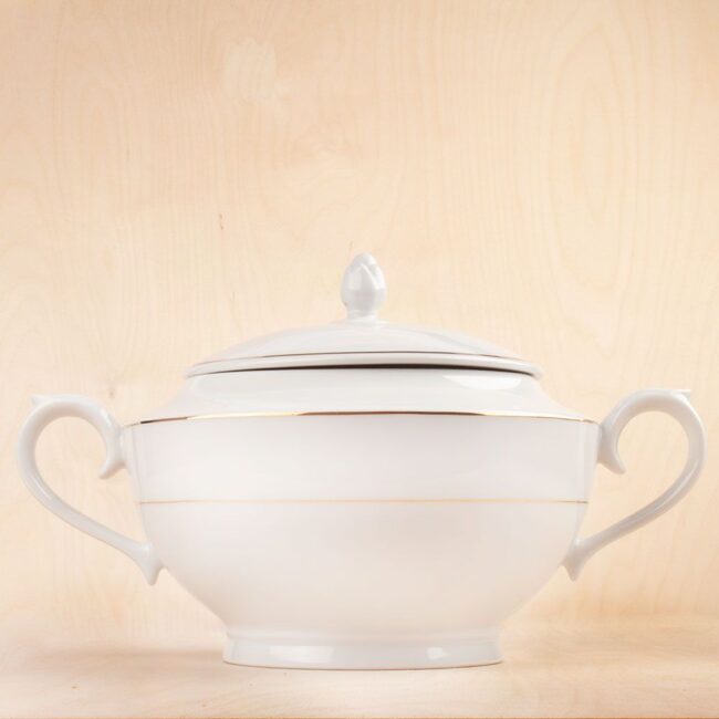 sopera bremen porcelana blanca con fondo de madera