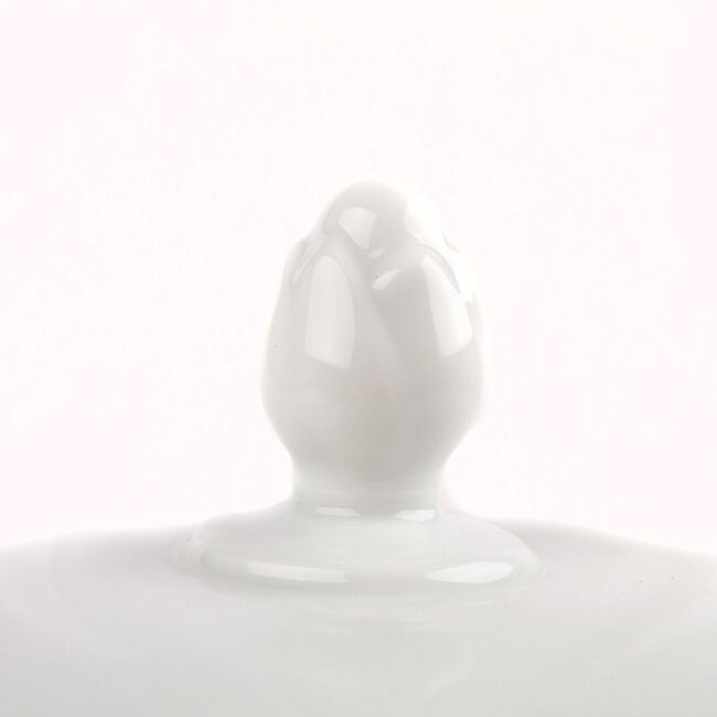 sopera blanca de porcelana detalle de tapa