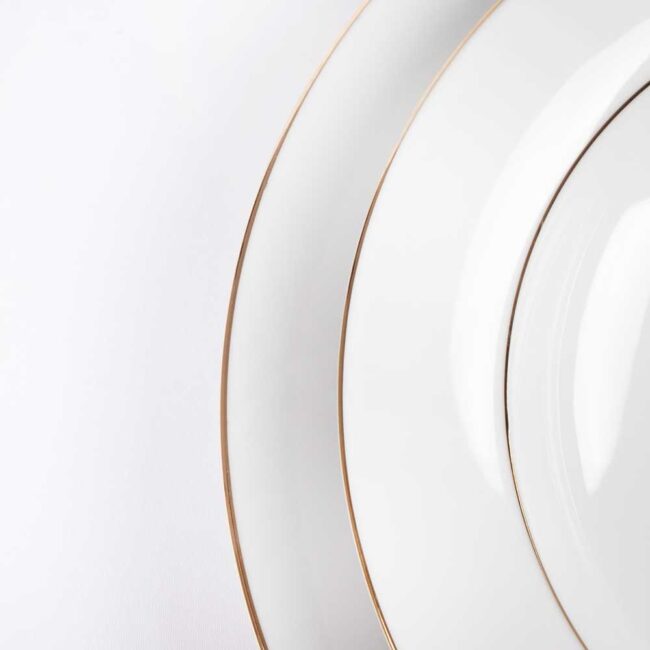 Detalle del filo de oro de los platos blancos Bremen