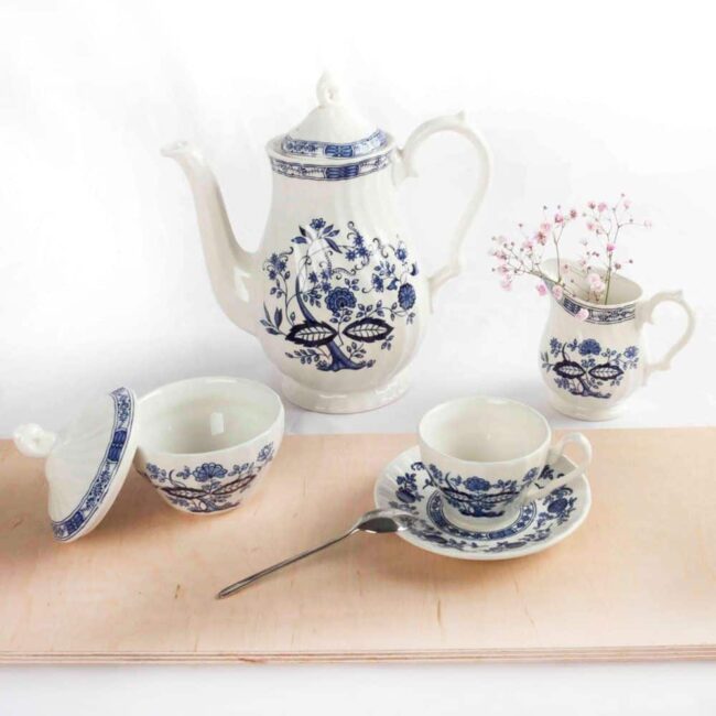 Juego de café de porcelana blanca con motivos florales azules (27 piezas) Churchill, 12 tazas de café, 12 platillos para tazas, 1 lechera, 1 azucarero, 1 cremera 1 Juego de café churchill blanco y azul clásico