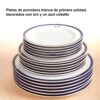 platos blancos y azules apilados