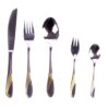 cubiertos de acero inoxidable con recubrimiento de baño de oro, sobre fondo blando, 2 cucharas, dos tenedores y un cuchillo