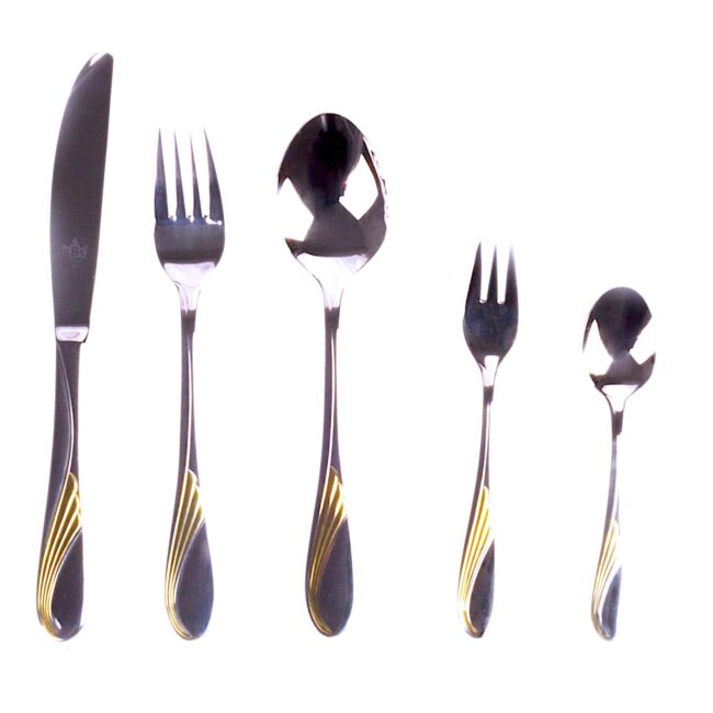 cubiertos de acero inoxidable con recubrimiento de baño de oro, sobre fondo blando, 2 cucharas, dos tenedores y un cuchillo