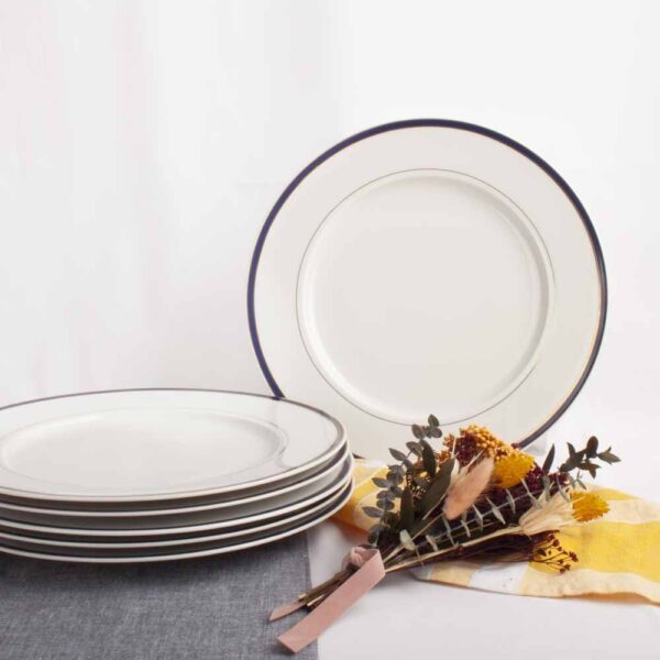platos llanos blancos con filo azul cobalto y oro