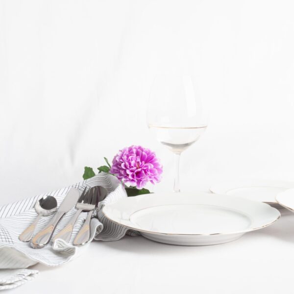 Alternative view of Juego de platos de porcelana blanca con filo de oro (18 piezas) Sena, 6 platos hondo, 12 platos llanos (27 cm)