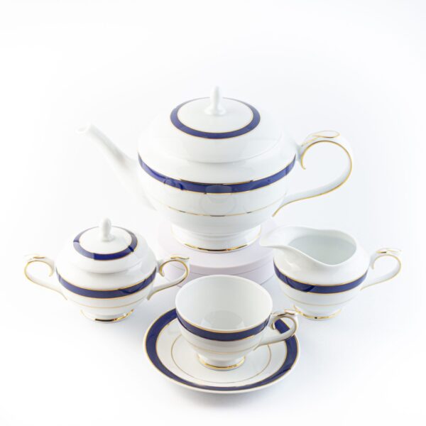 Alternative view of Juego de té de porcelana blanca con filo de oro y azul cobalto (27 piezas) Royal Blue, 12 tazas de té, 12 platillos para tazas, 1 tetera, 1 lechera, 1 azucarero
