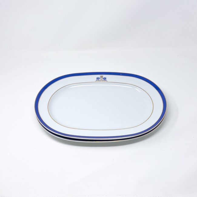 bandejas de porcelana blanca con filo de oro y cobalto