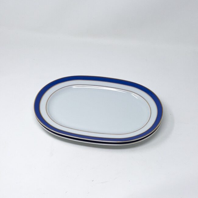 bandejas de porcelana blanca con filo de oro y cobalto