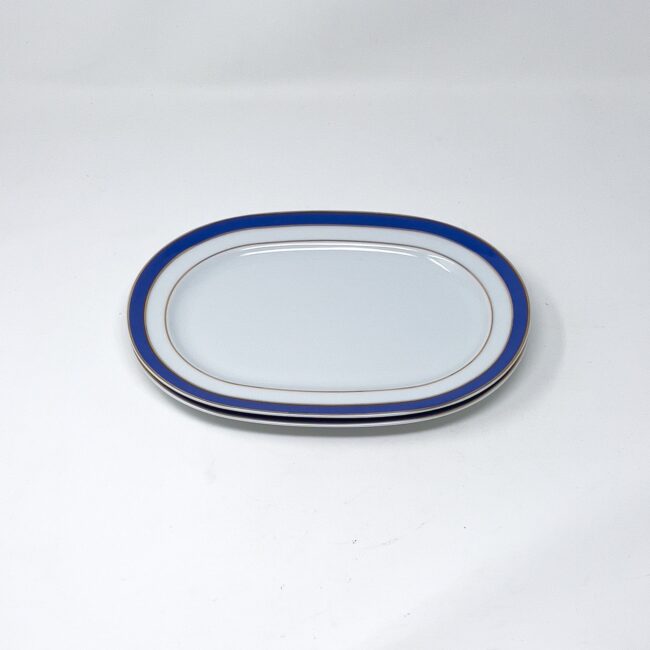 bandejas de porcelana blanca con filo de oro y cobalto