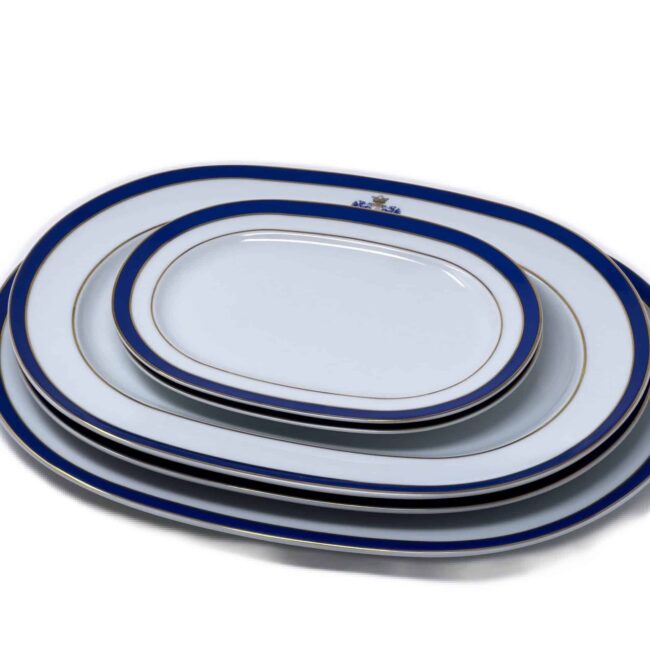 bandejas de porcelana blanca con filo de oro y cobalto