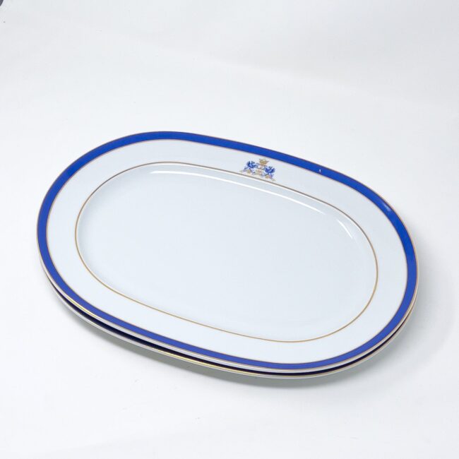 bandejas de porcelana blanca con filo de oro y cobalto