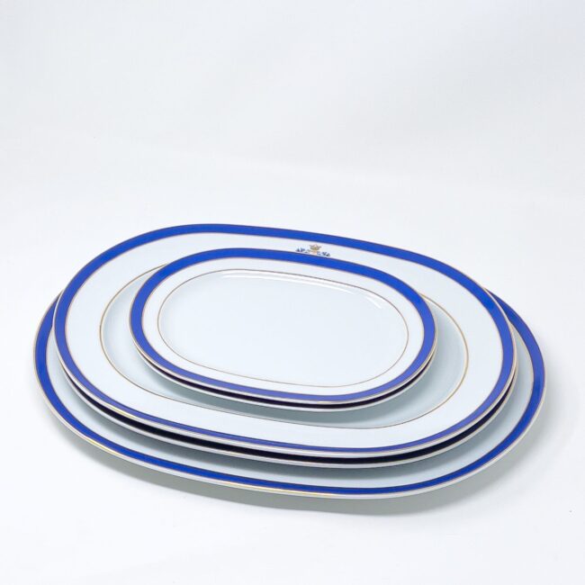 bandejas de porcelana blanca con filo de oro y cobalto