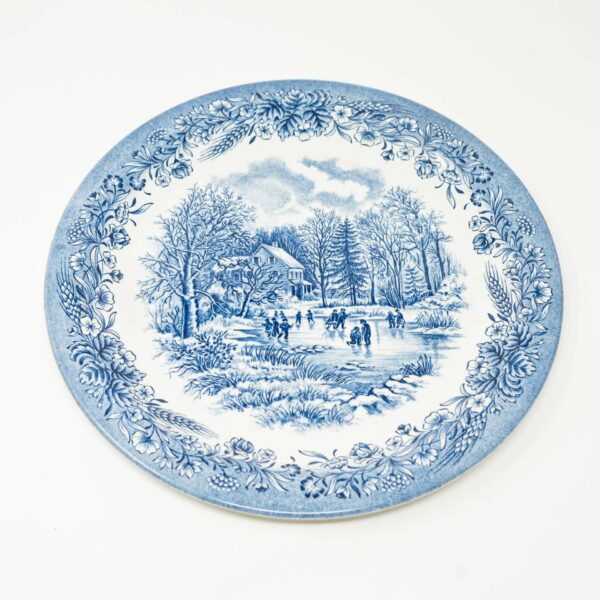 Plato de Presentación Fuente Redonda Churchill – 32 cm – Estilo Inglés con Paisajes Azules, Apto Lavavajillas