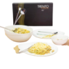 Trento, pasta, cubiertos de acero inoxidable. Platos y boles de porcelana blanca.