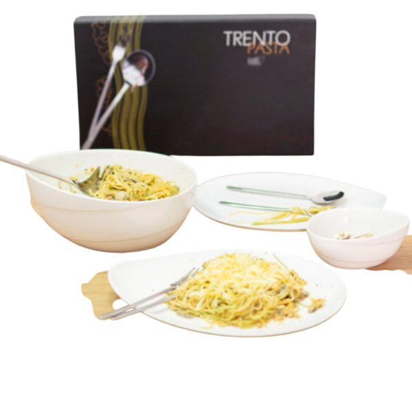Trento, pasta, cubiertos de acero inoxidable. Platos y boles de porcelana blanca.