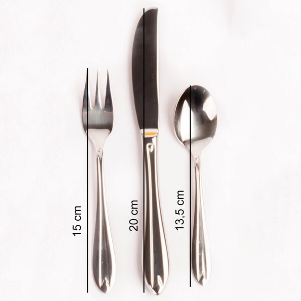 cuberteria de acero inoxidable sobre fondo blanco, cuchara, tenedor y cuchillo, separados paralelamente uno de otro, con medidas