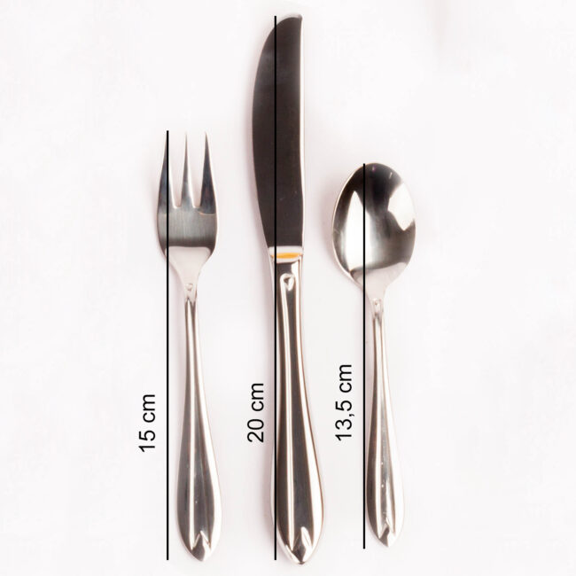 cuberteria de acero inoxidable sobre fondo blanco, cuchara, tenedor y cuchillo, separados paralelamente uno de otro, con medidas