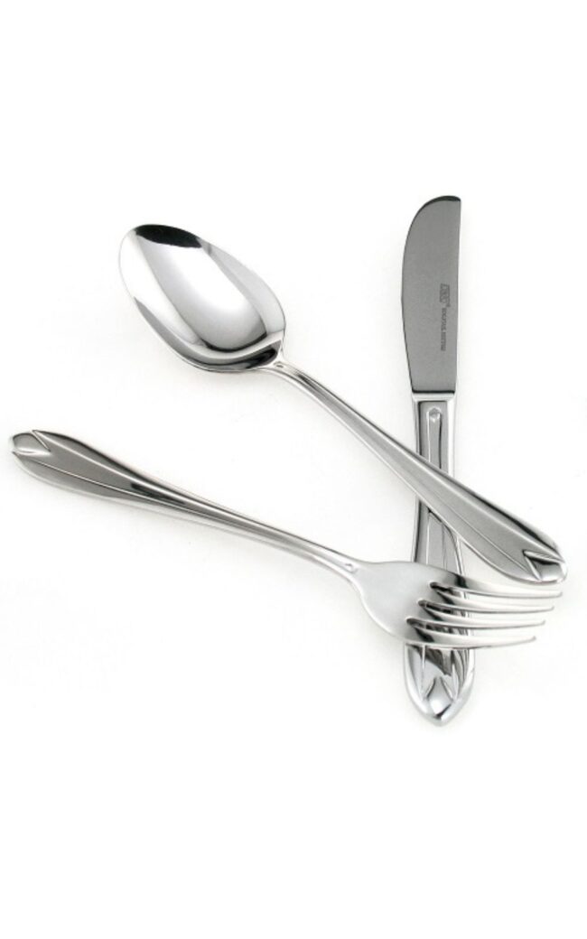cuberteria de acero inoxidable sobre fondo blanco, cucharra tenedor y cuchillo acomodados de manera dinamica uno sobre otros