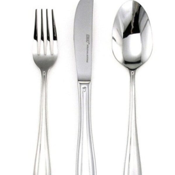 cuberteria de acero inoxidable sobre fondo blanco, cuchara, tenedor y cuchillo, separados paralelamente uno de otro