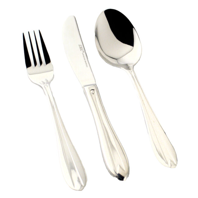 cuberteria de acero inoxidable sobre fondo blanco, cuchara, tenedor y cuchillo, separados paralelamente uno de otro