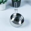 cazo de acero inoxidable de napoles de 16cm, sobre una mesa blanca y plantas de decoracion el la parte superior