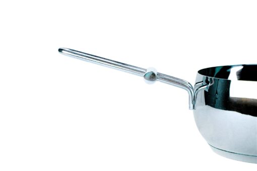 mango del cazo de acero inoxidable napoles de 16 cm, se muestra como el mango se une al cazo. fondo blanco