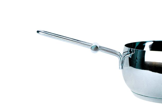 mango del cazo de acero inoxidable napoles de 16 cm, se muestra como el mango se une al cazo. fondo blanco