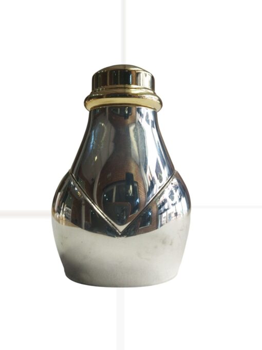 salero royal de plata con fondo blanco