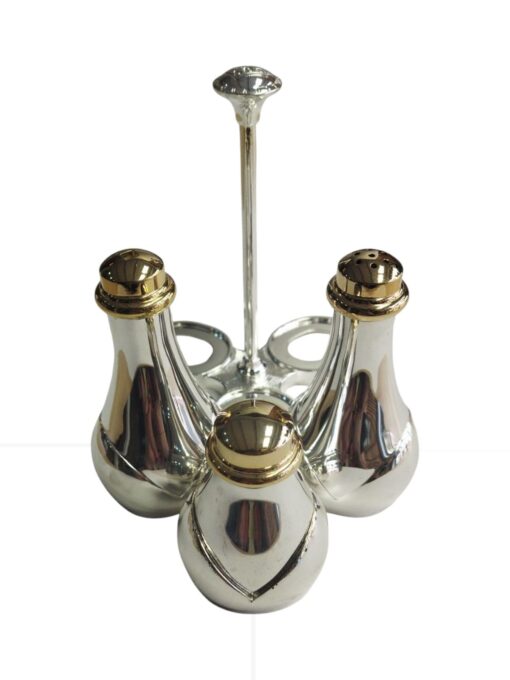 salero royal de plata con fondo blanco