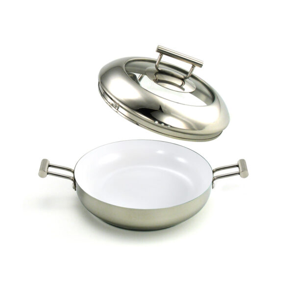 rustidera de acero inoxidable con recubrimiento blando de ceramica con su tapa de acero. sobre fondo blanco