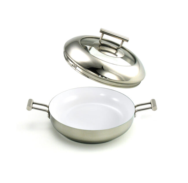 rustidera de acero inoxidable con recubrimiento blando de ceramica con su tapa de acero. sobre fondo blanco
