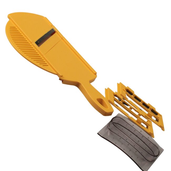 rallador amarillo con ejemplos de distintas cuchillas intercambiables con fondo lanco