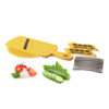 CRC Rallador Mandolina Circus, 3 cuchillas intercambiables de acero inoxidable con lámina escurridora y protector de mano, 28 x 14 cm, amarillo 5 rallador amarillo con frutas cortadas a modo de ejemplo, con sus distintas cuchillas sobre fondo blanco