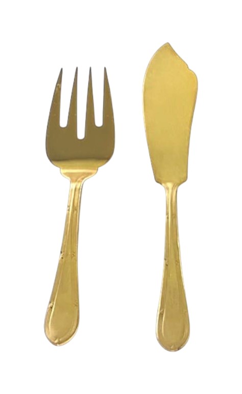 cuberterias para pescado de oro sobre fondo blanco, son piezas para servir pescado