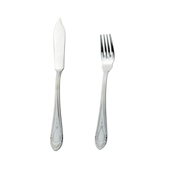 Cuberteria de pescado de acero sobre fondo blanco
