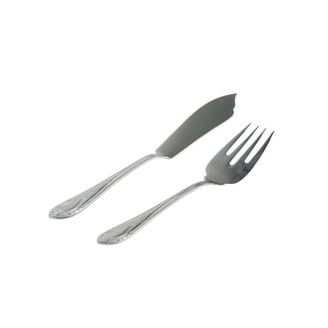 Cuberteria de pescado de acero sobre fondo blanco