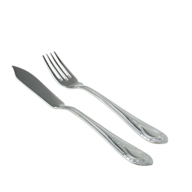 Cuberteria de pescado de acero sobre fondo blanco