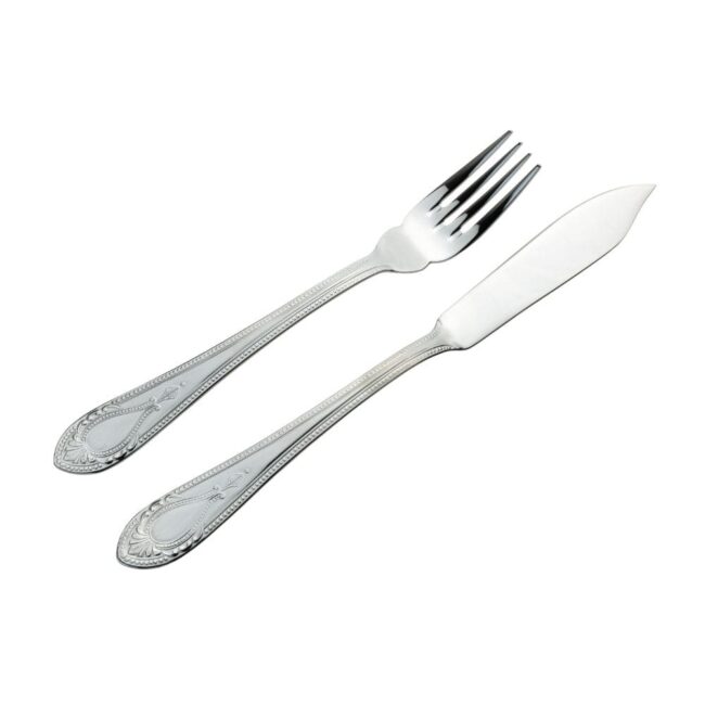 Cuberteria de pescado de acero sobre fondo blanco