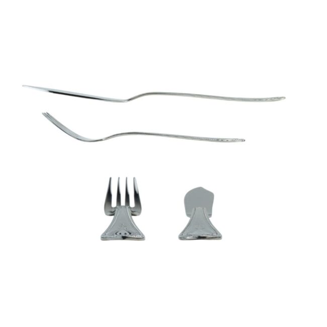 Cuberteria de pescado de acero sobre fondo blanco