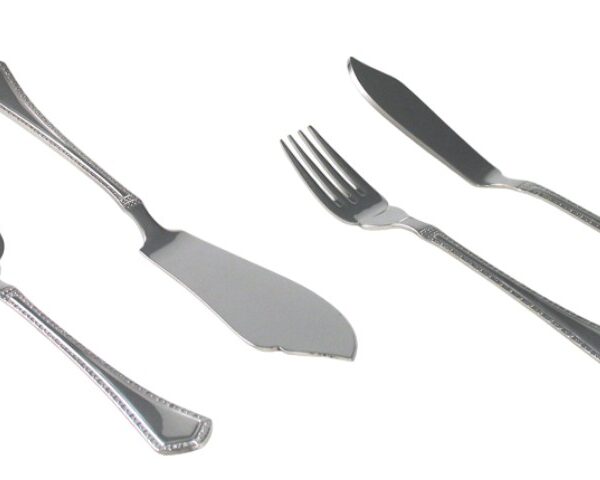 cubiertos de pescado sobre fondo blanco