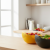 Boles de plástico en una mesa con fruta