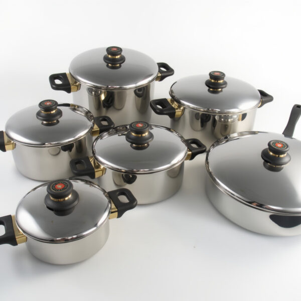 CRC Gourmet Maitre Batería de Cocina (12 Piezas) de Acero Inoxidable, 5 Cazuelas con Tapa + Sartén Alta 28 cm con Tapa, Asas Negras y Detalles Dorados